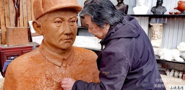 宜昌市知名雕塑家为抗美援朝英雄曹光胜赞歌